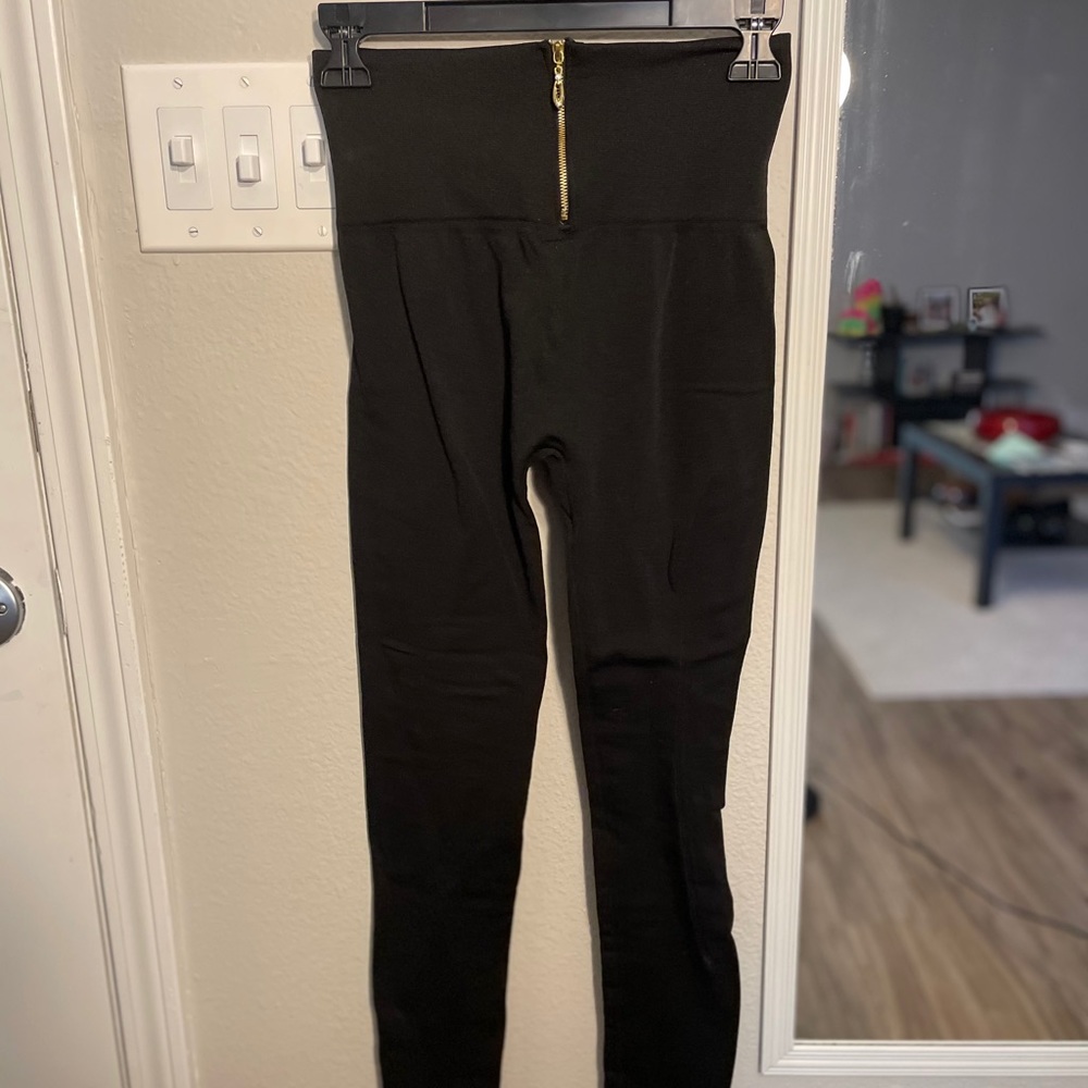 Black leggings with zipper in front